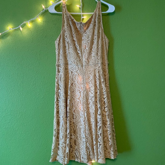 Beautiful lace dress - Picture 5 of 7